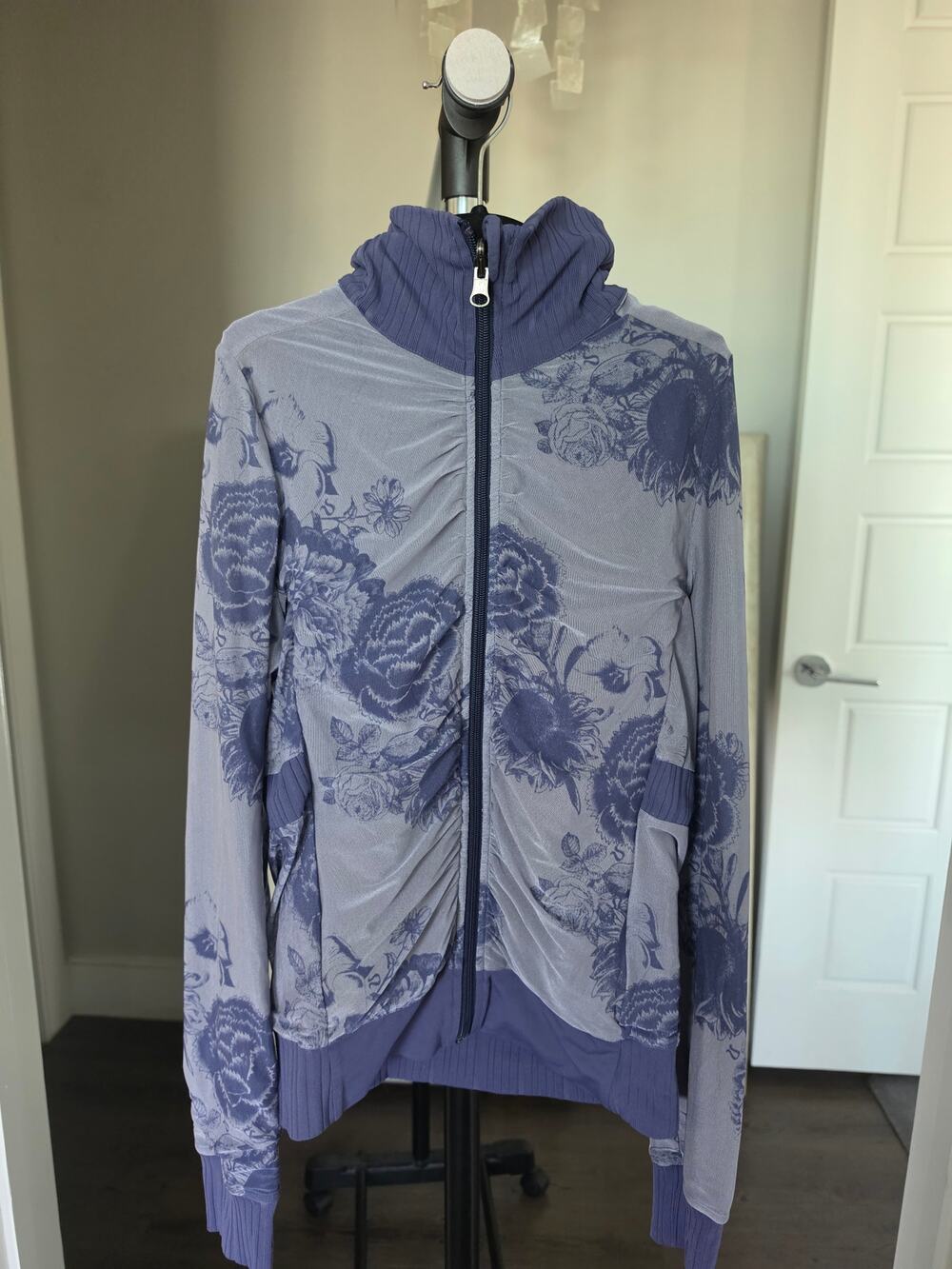 Lululemon Raja Reversible Night Market Floral Jacket Purple size 4